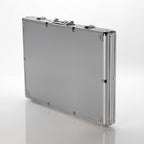 Closed silver aluminium poker chip case with ribbed metal finish