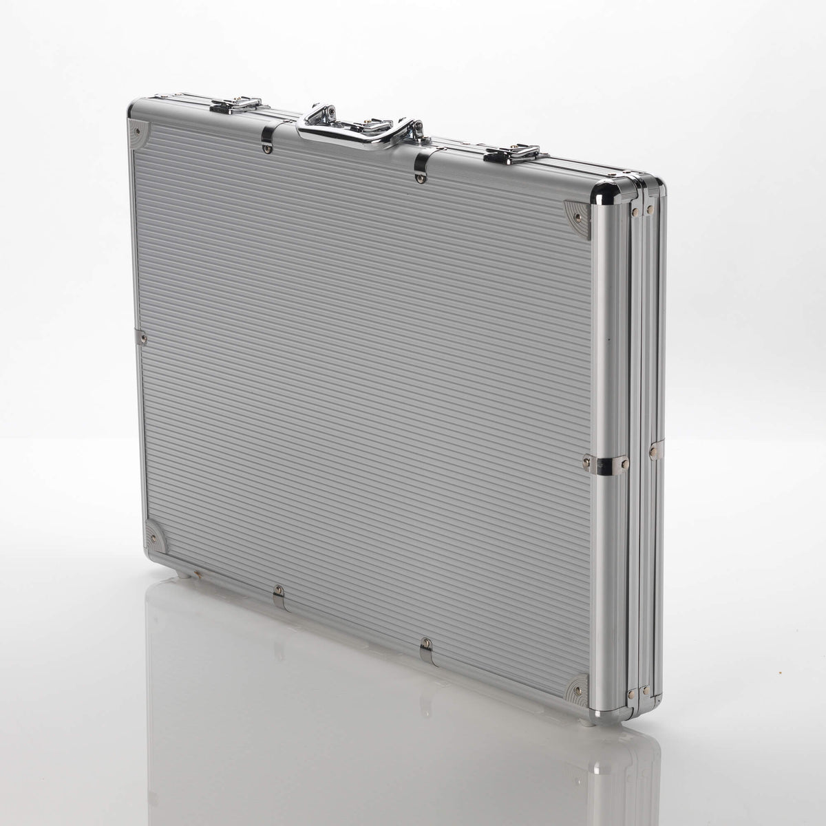Closed silver aluminium poker chip case with ribbed metal finish