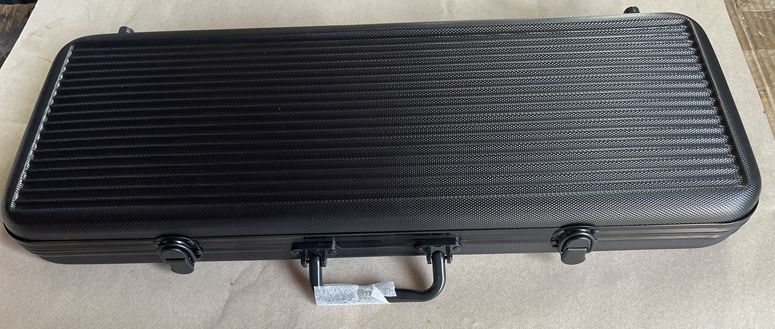 Closed black ridged aluminium poker chip case with silver corners and carry handle